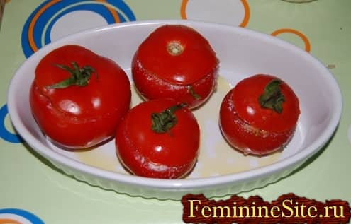 Рецепт фаршированных помидоров рисом - положить в миску и полить маслом